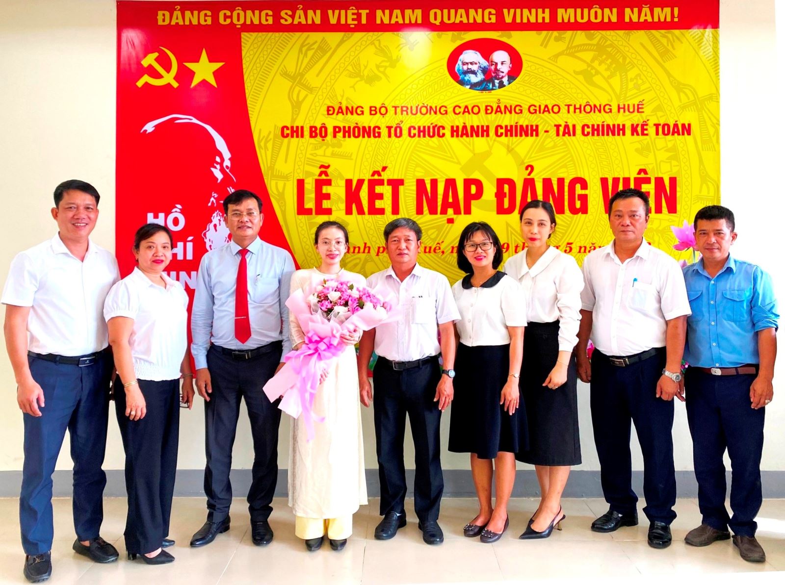 Chi bộ phòng Tổ chức hành chính - Tài chính kế toán tổ chức Lễ kết nạp Đảng viên mới